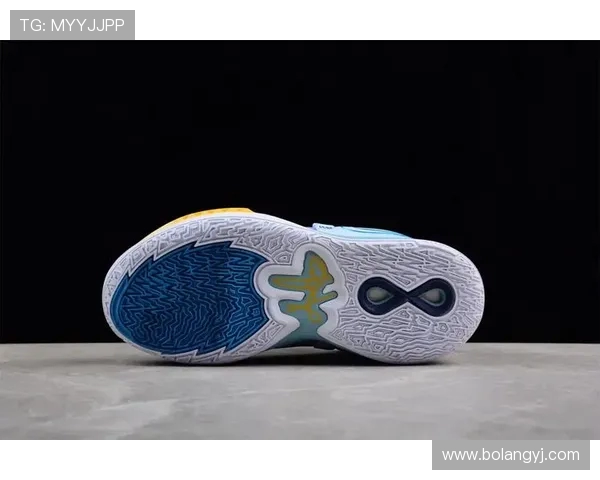 欧文新鞋发布会引发争议踩踏耐克Logo彰显艺术无畏标签束缚