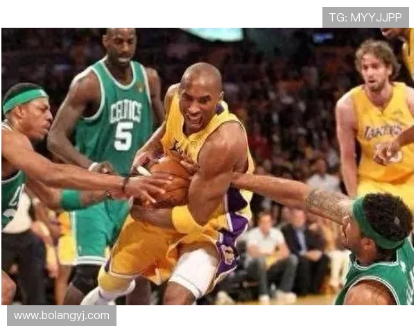 科比在对阵爵士的比赛中狂砍38分展现传奇风采与不屈精神