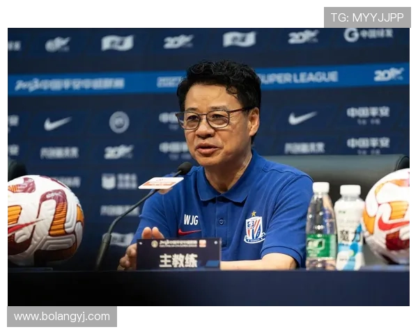 重庆足球队整体压制战术解析与球队发展策略探讨